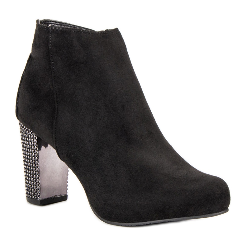 Cizme elegante pe un post negru 2