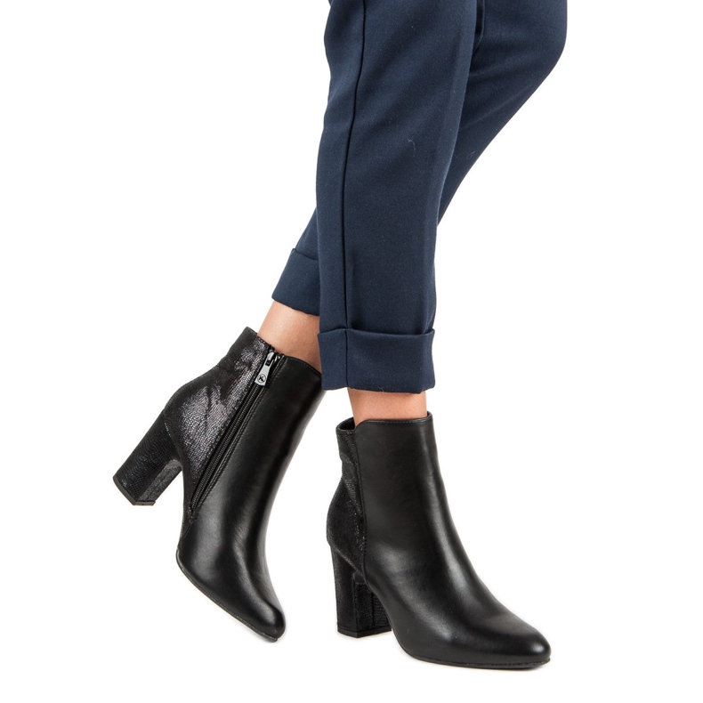 Kylie Ghete negre pe un post negru 1