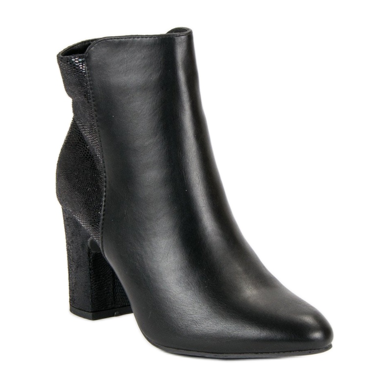 Kylie Ghete negre pe un post negru 2