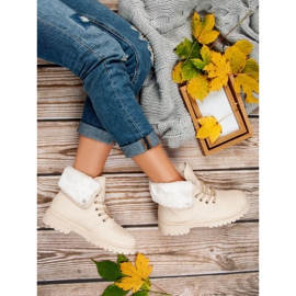 Capcane bej cu blană 1