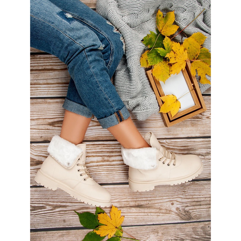 Capcane bej cu blană 1