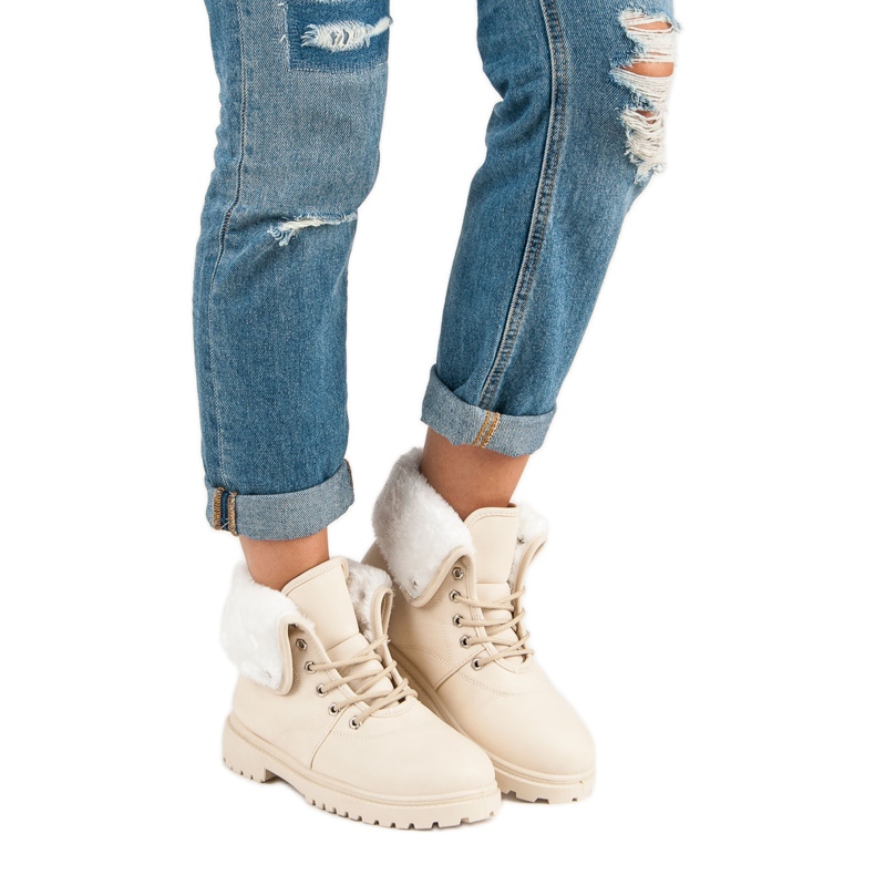 Capcane bej cu blană 2