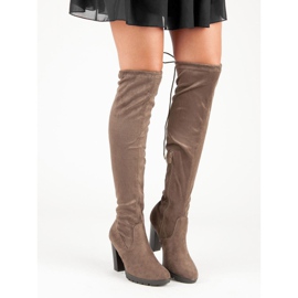 Cm Paris Muschetarii de piele de căprioară pe un stâlp bej 2