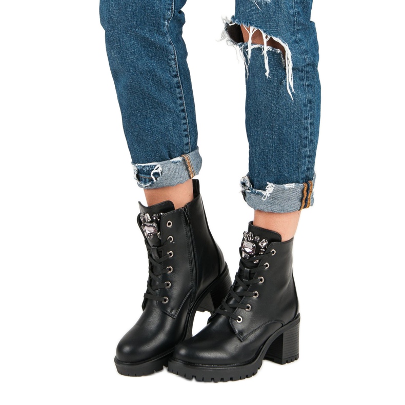 Kylie Cizme legate pe stâlp negru 2