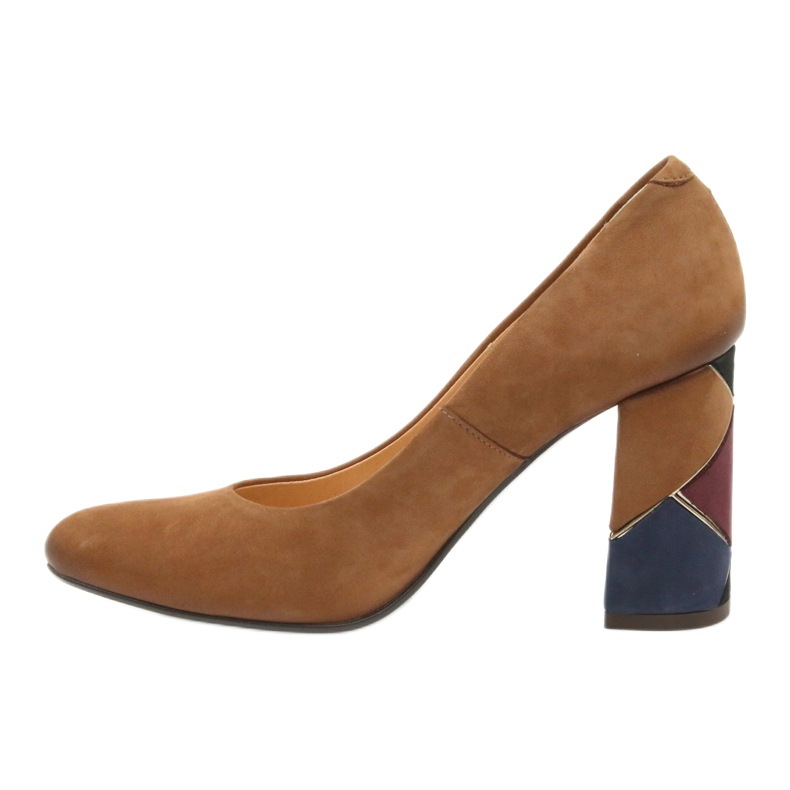 Pompe formale Espinto Pompe roșii pe un post decorativ maro 2