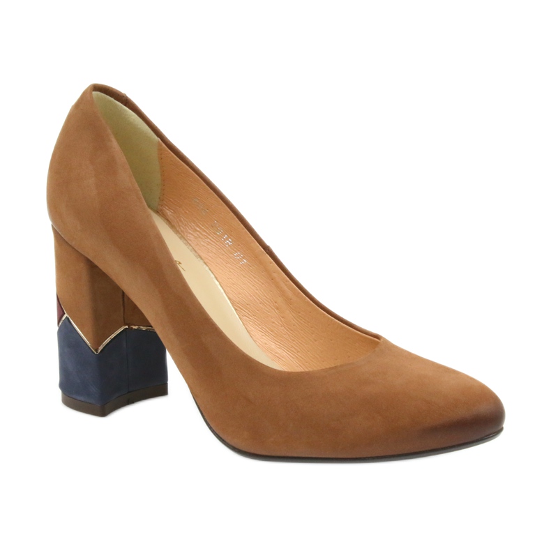 Pompe formale Espinto Pompe roșii pe un post decorativ maro 1