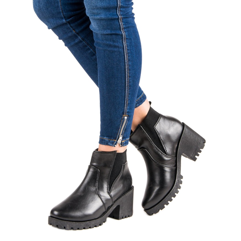 Cizme Chelsea negre pe un bar negru 2