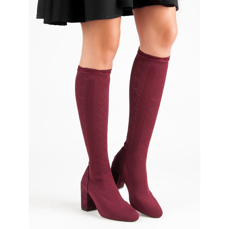 Cizme deschise pe un stâlp roșu 2