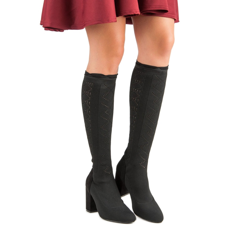 Cizme deschise pe un stâlp negru 2