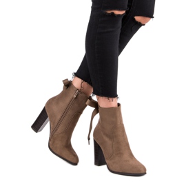 Super Mode Cizme elegante pe un post maro 2