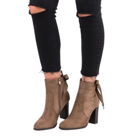 Super Mode Cizme elegante pe un post maro 1