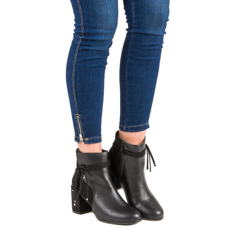 Nio Nio Ghete negre pe un post negru 1