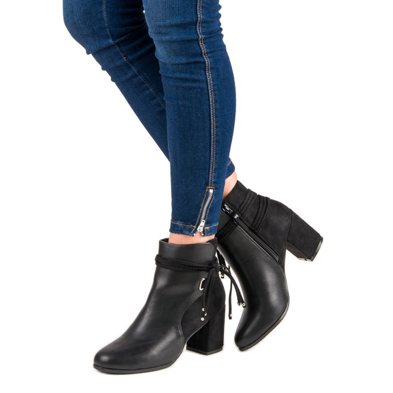 Nio Nio Ghete negre pe un post negru 2