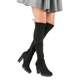 Cm Paris Muschetarii de piele de căprioară pe un stâlp negru 1