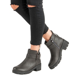 Kayla Muncitori gri pe platformă 2