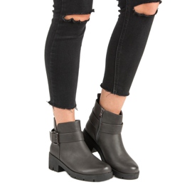 Kayla Muncitori gri pe platformă 1