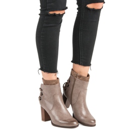 Super Mode Cizme elegante pe un post maro 1