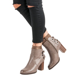 Super Mode Cizme elegante pe un post maro 2