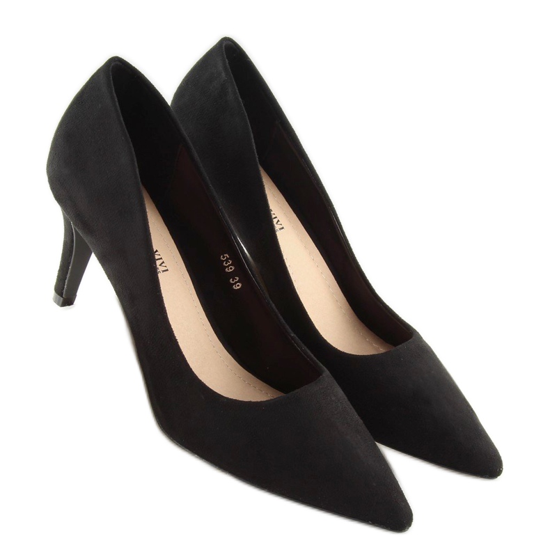 Pompele pe un pin negru 539 negru 1