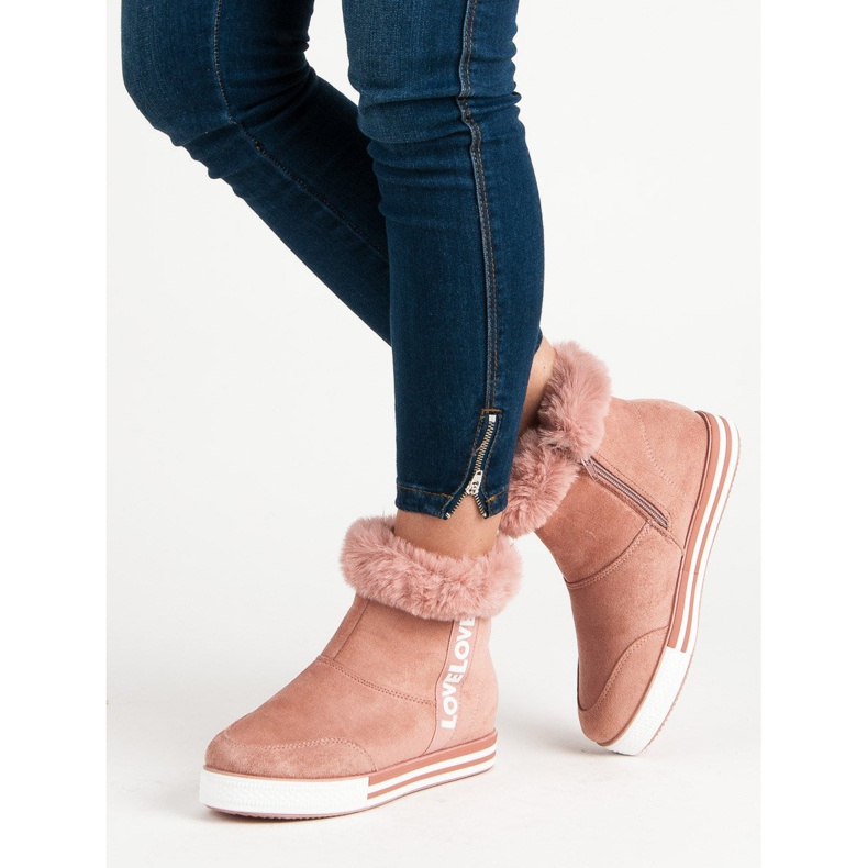 Ideal Shoes Adidași înalți izolați roz 1 Ideal Shoes Adidași înalți izolați roz 1