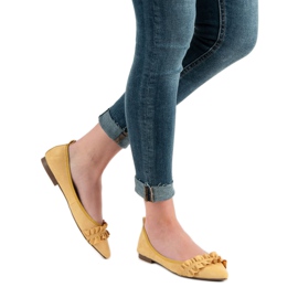 Corina Balerini din piele de căprioară cu un volan galben 2