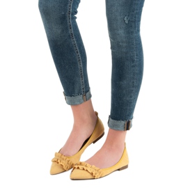 Corina Balerini din piele de căprioară cu un volan galben 1