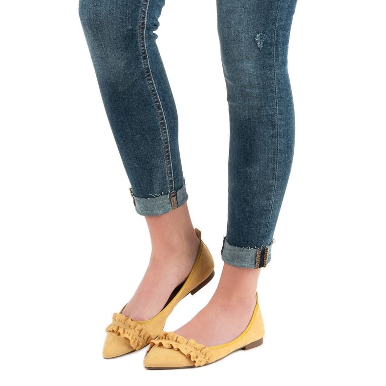 Corina Balerini din piele de căprioară cu un volan galben 1