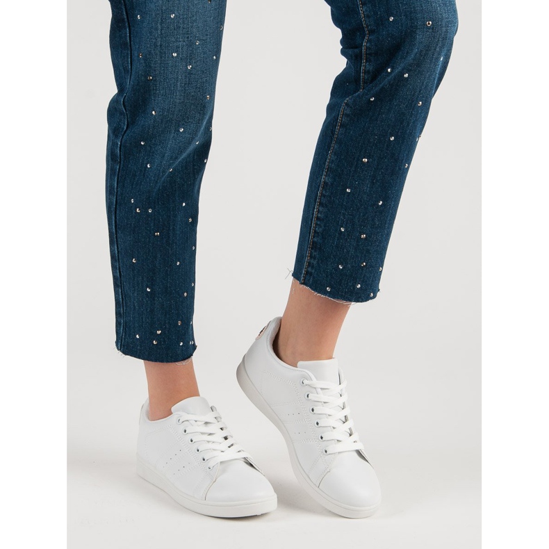 Adidași albi cu inimă 1