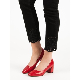 Diamantique Pompele lăcuite pe un stâlp roșu 1