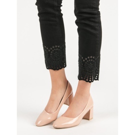 Diamantique Pompele lăcuite pe un stâlp bej 2