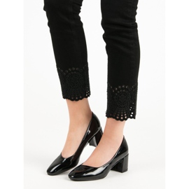 Diamantique Pompele lăcuite pe un stâlp negru 2