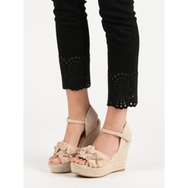 Top Shoes Sandale bej cu flori 2