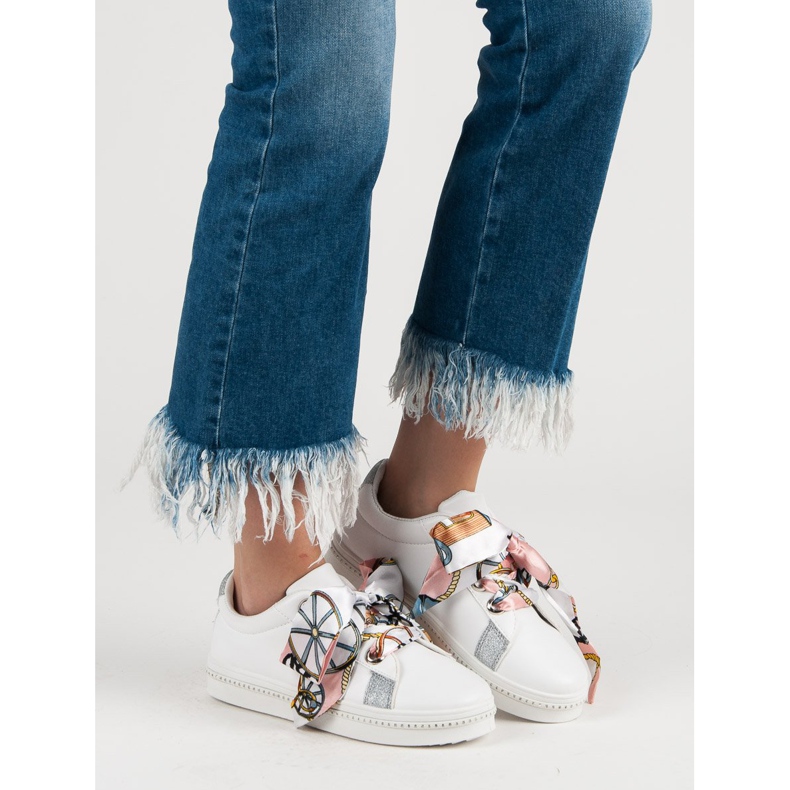 Încălțăminte sport legată cu o panglică alb 2