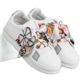 Încălțăminte sport legată cu o panglică alb 1 Încălțăminte sport legată cu o panglică alb 1