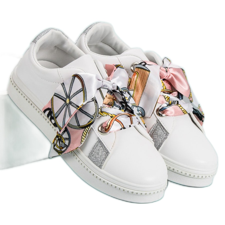 Încălțăminte sport legată cu o panglică alb 1