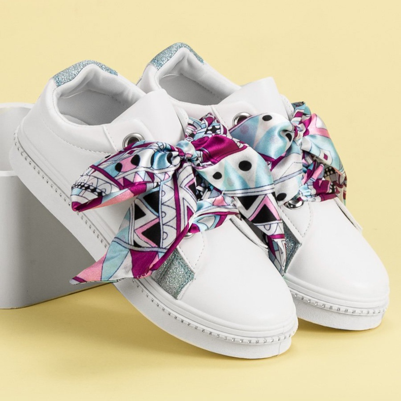 Încălțăminte sport legată cu o panglică alb 1