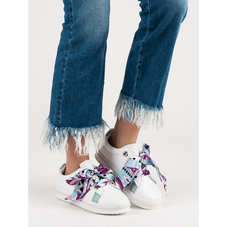 Încălțăminte sport legată cu o panglică alb 2