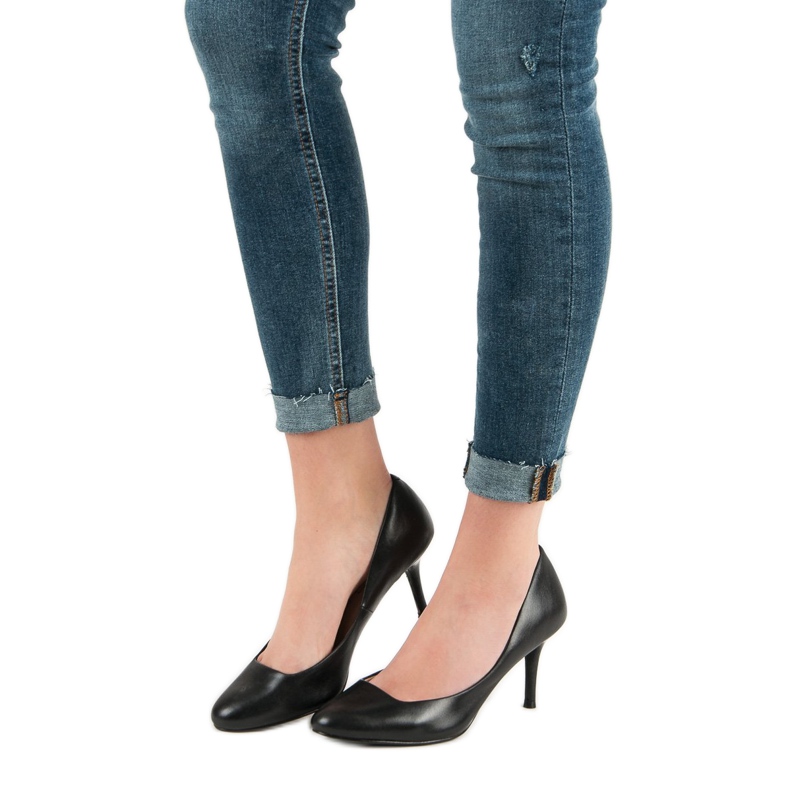 Pompe clasice pe un pin negru 1