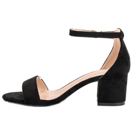 Ch. Creation Sandale clasice pe un bar negru 4