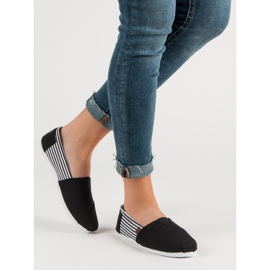 Adidași ușori alunecați alb negru 1 Adidași ușori alunecați alb negru 1