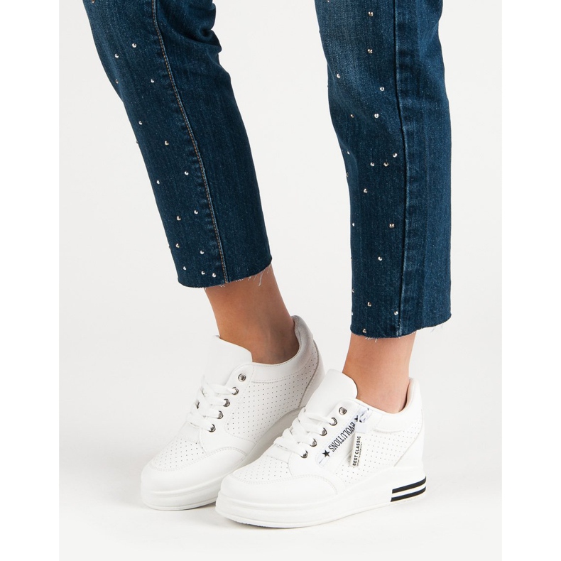 Adidași albi la modă 2