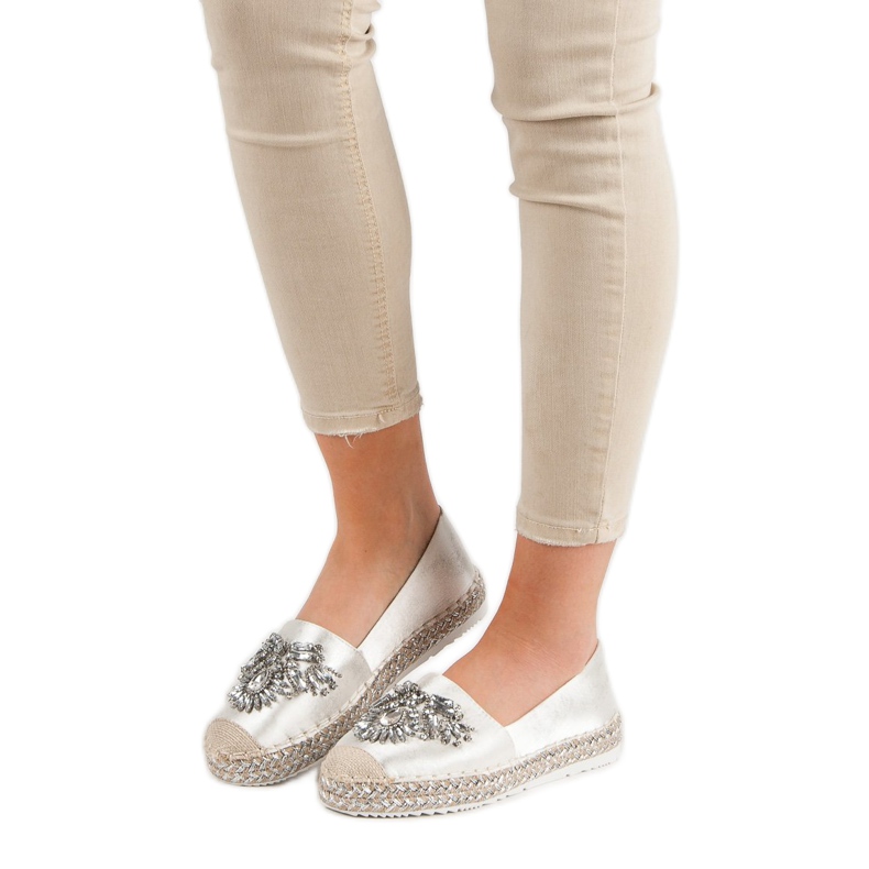 Espadrile albe cu ornamente 1