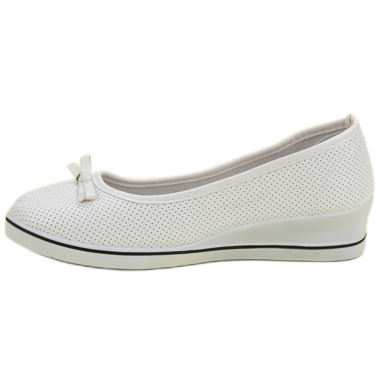 Balerină sportivă pe o pană alb 1