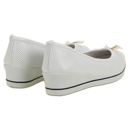 Balerină sportivă pe o pană alb 2