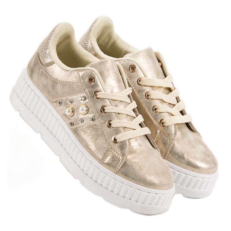 Încălțăminte de aur pe platformă 1