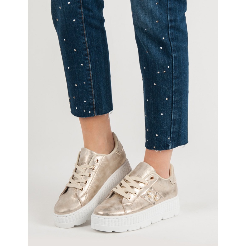 Încălțăminte de aur pe platformă 2