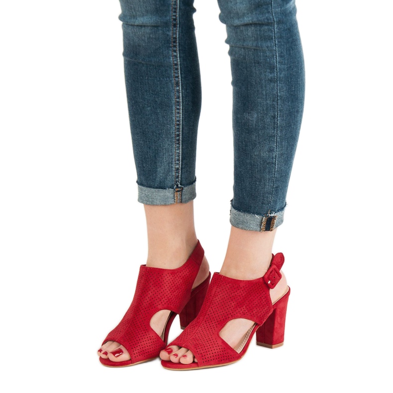 Sandale ajurate pe un post roșu 1