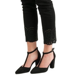 Primavera Pompele negre pe un stâlp negru 2