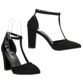 Primavera Pompele negre pe un stâlp negru 1