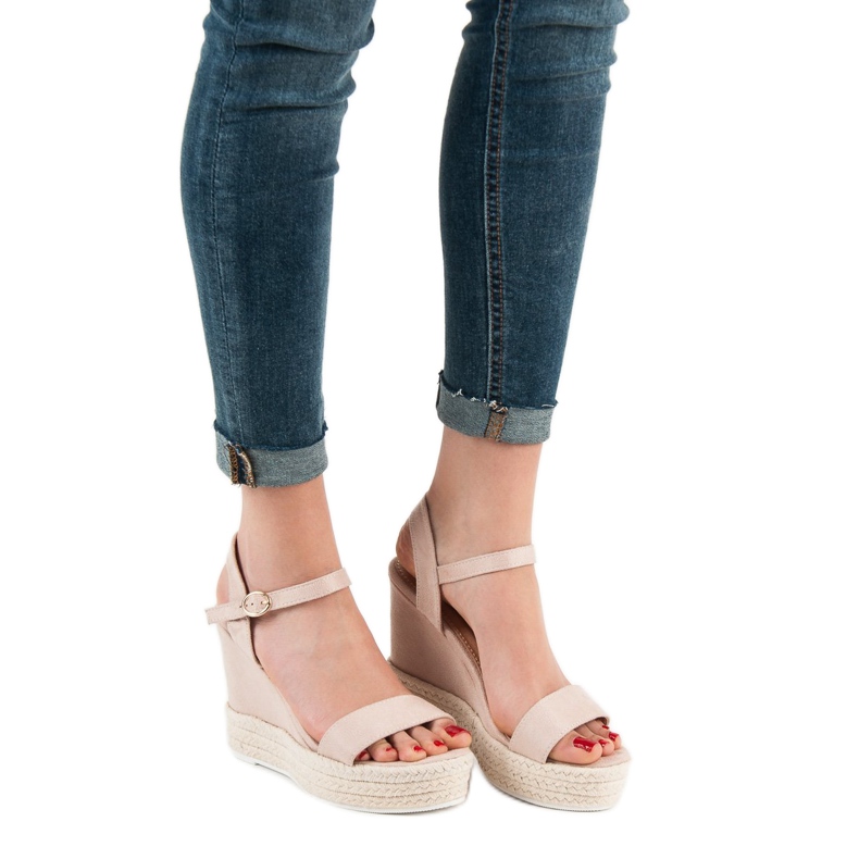 Ideal Shoes Sandale cu pene elegante bej 2 Ideal Shoes Sandale cu pene elegante bej 2